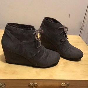 🎄Grey faux suede wedge booties sz 6.5